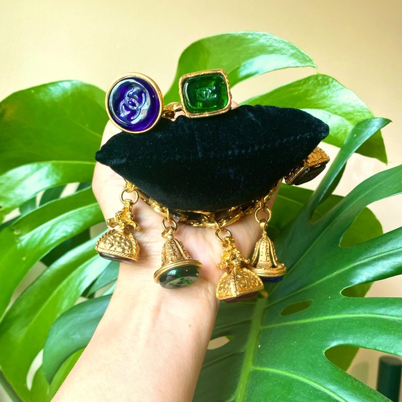 Chanel Gripoix Stamp Bracelet - Picture 4 of 11